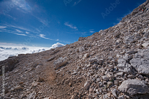 Mountaineers equipped face the 