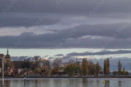 Dunkle Wolken über dem Bodensee mit Stadtansicht