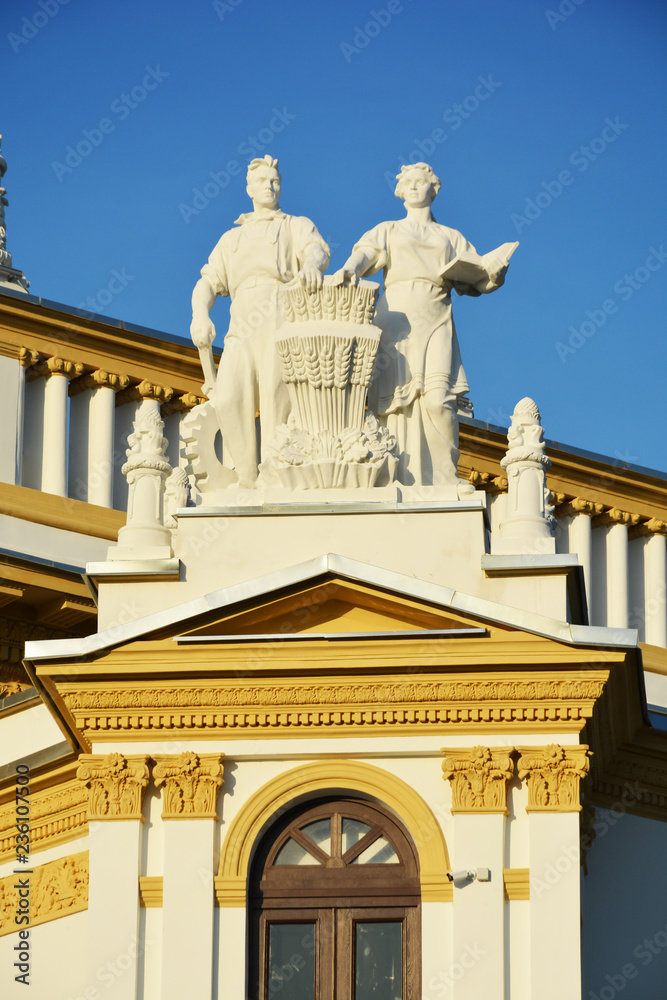 Fototapeta premium moscow,summer,main,russia,white,pavilion,beautiful,blue,union,central,soviet,people,symbol,sky,style,travel,architecture,day,view,building,park,city,tourism,culture,urban,sunny,history,landmark,nation