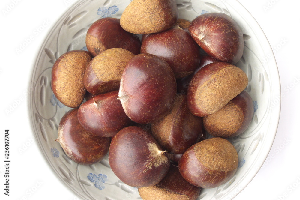 Obraz premium 栗の実・食器 - Brown chestnuts in the bowl