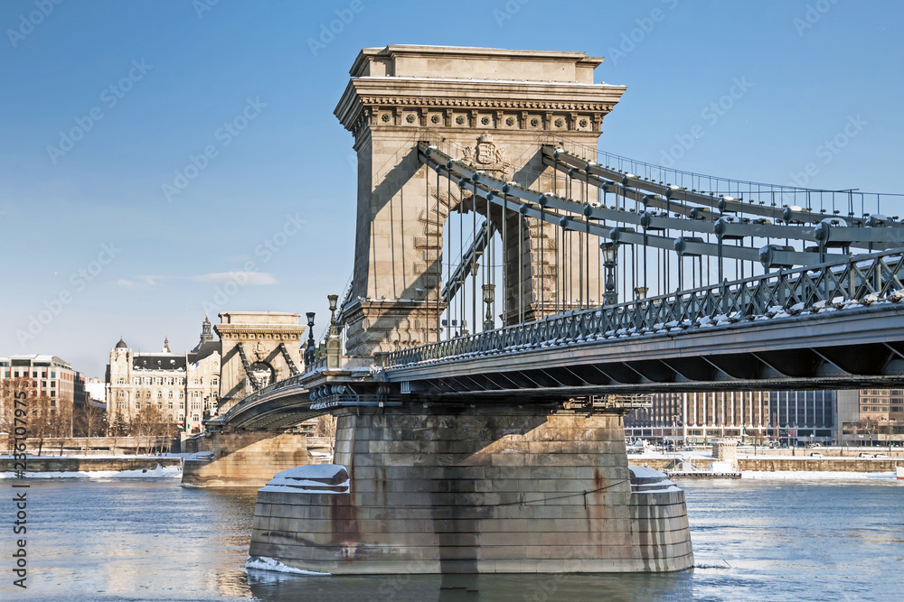 Obraz premium Chain bridge in Budapest, Hungary at winter