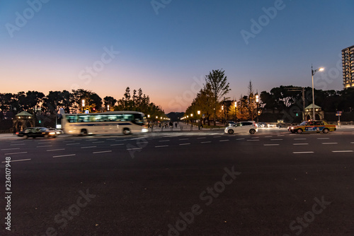 夕暮れの街と車の流れ © alibi