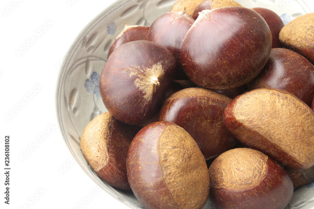 Obraz premium 栗の実・食器 - Brown chestnuts in the bowl