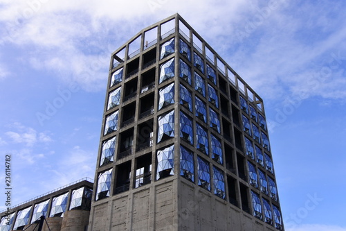 Neue Glasfassade eines alten Getreidesilos an der Waterfront in Kapstadt in Südafrika 