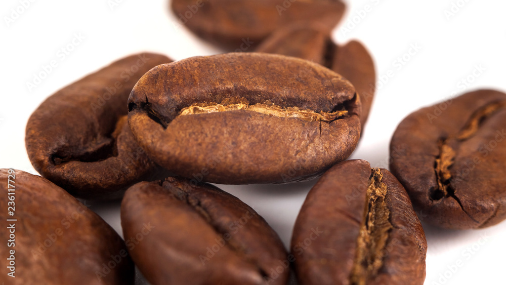 Obraz premium roasted coffee beans isolated on white background