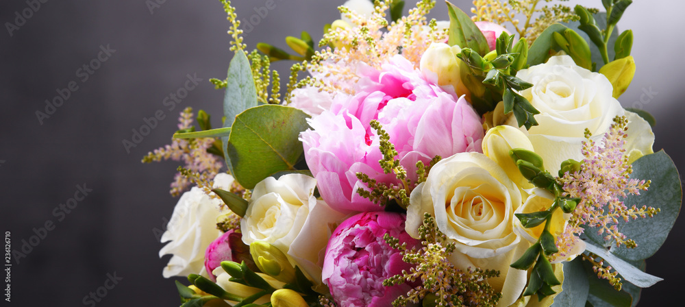 Obraz premium Skład z bukietem świeżo ściętych kwiatów