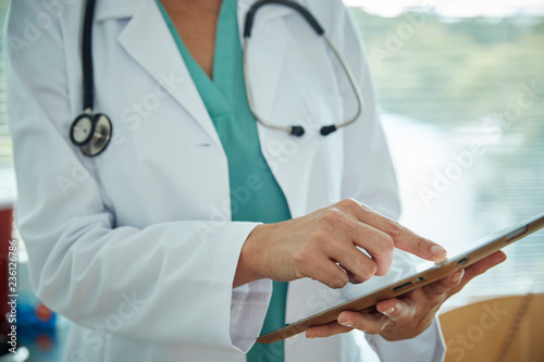 Tapety artystyczne Doctor touching a tablet