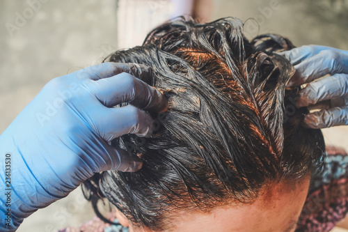 Canvastavla Home made hair Treatment with mud to resolve with gray hair.