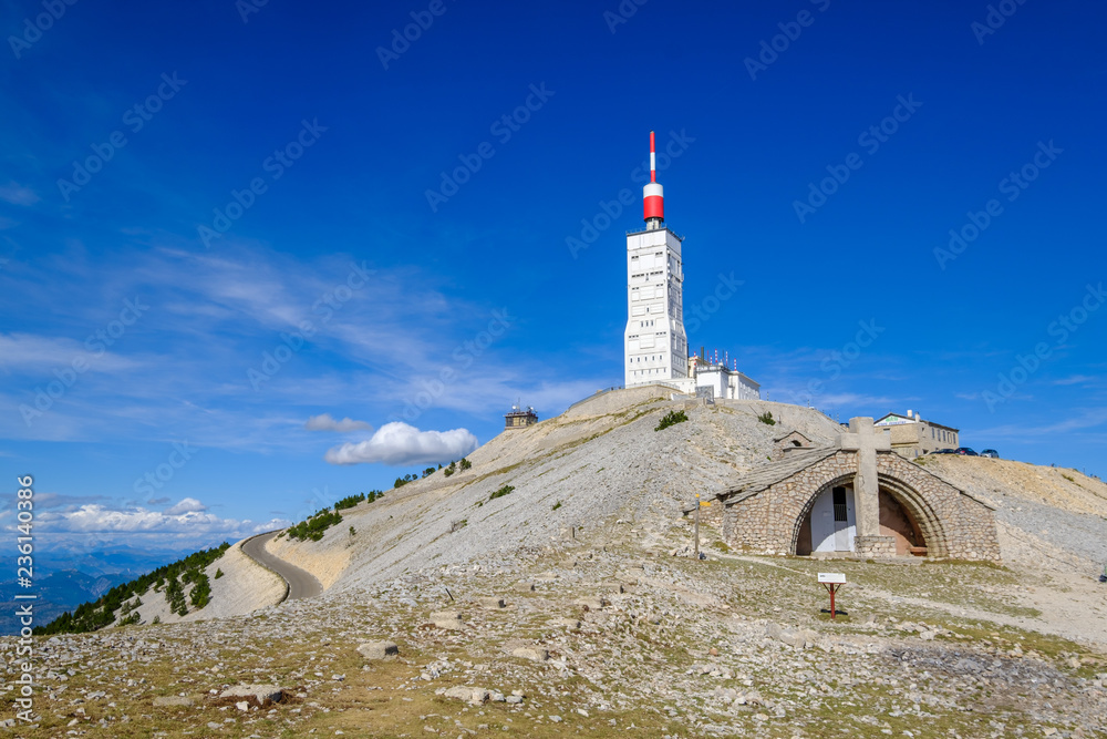 La chapelle au sommet du Mont Ventoux, France. Ciel bleu avec de beaux nuages.
