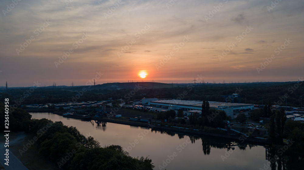 Luftaufnahme im Sonnenuntergang über einem Fluss im Ruhrgebiet