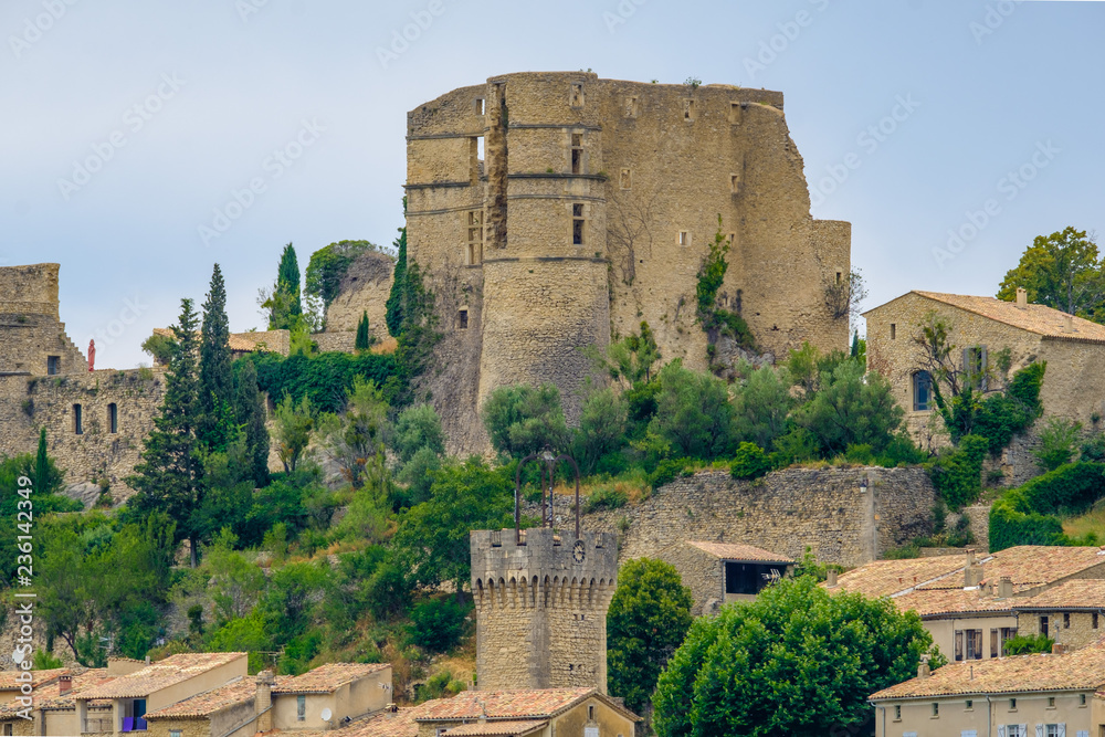 Vue sur les ruines de château de Montrbun-les-Bains, Provence, France.