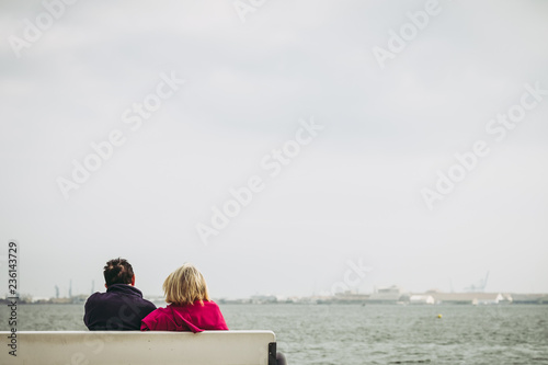 Couple assis devant la mer