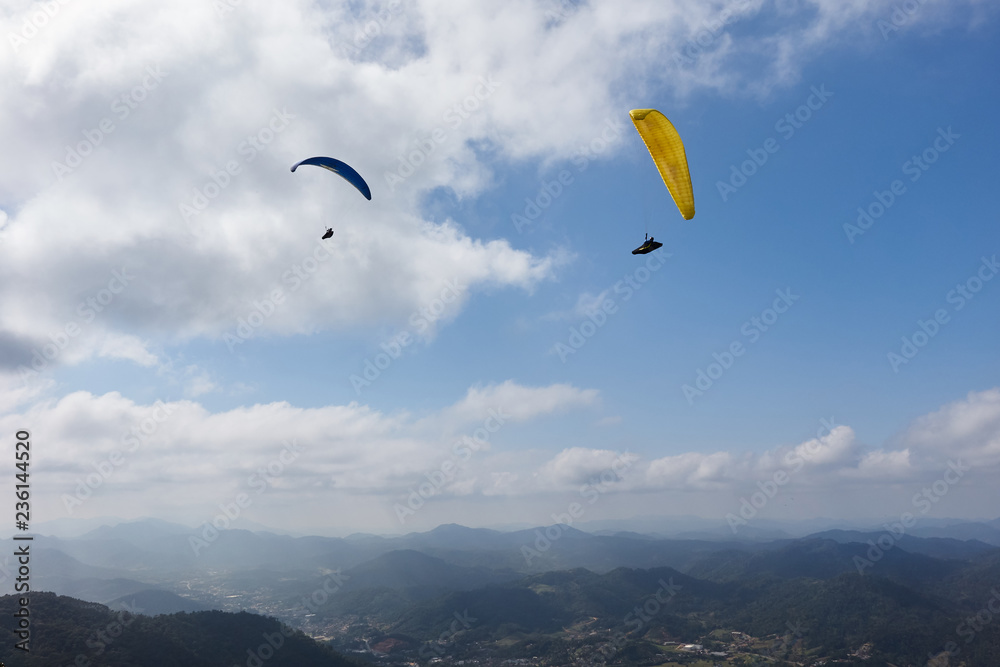 Gleitschirmfliegen über dem Atlantischen Regenwald Gleitschirmfliegen über dem Atlantischen Regenwald