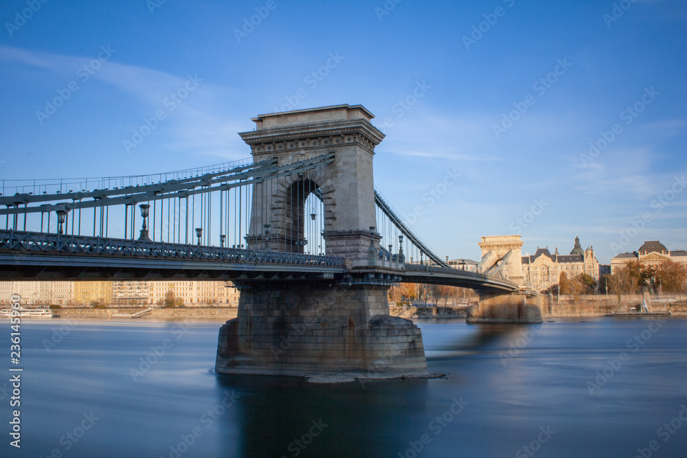Naklejka premium Die Kettenbrücke in Budapest bei Sonnenschein