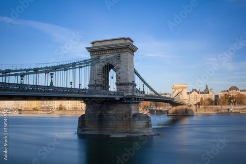 Die Kettenbrücke in Budapest bei Sonnenschein
