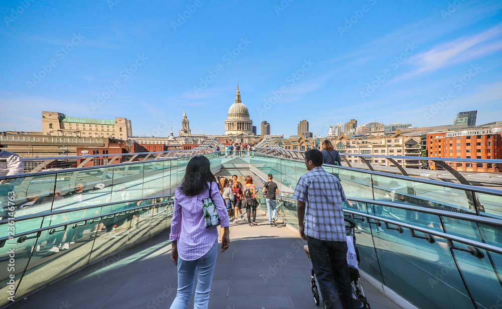 Obraz premium People crossing Millennium Bridge 