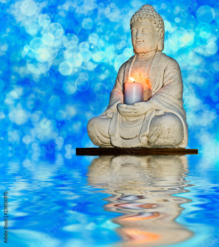 estatua de piedra sobre el agua