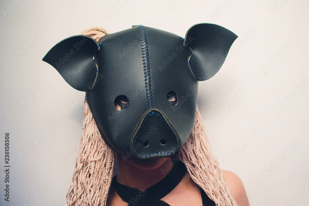 Ten cuidado clásico Mezclado Swine mascot costume dance striptease woman in black leather pig mask. foto  de Stock | Adobe Stock