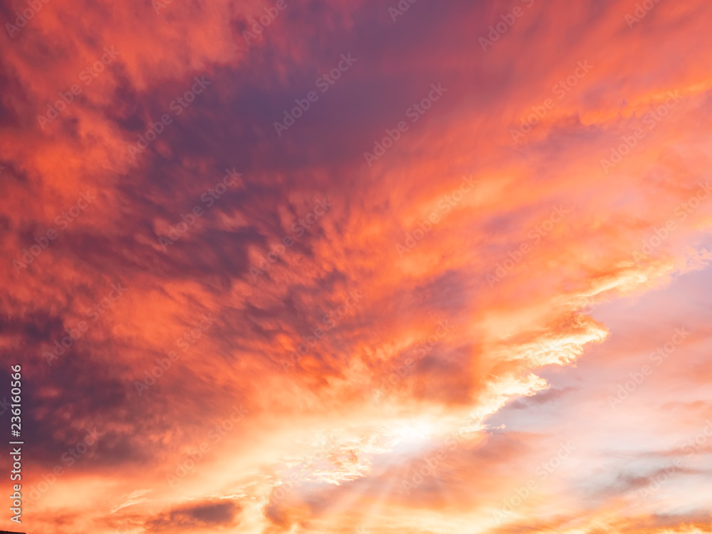 Fondo con nubes dramaticas de tormenta al atardecer, en colores magentas, rosados y anaranjados. 