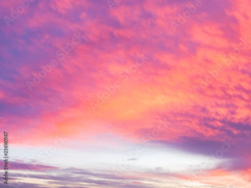 Fondo con nubes dramaticas de tormenta al atardecer  en colores magentas  rosados y anaranjados. 