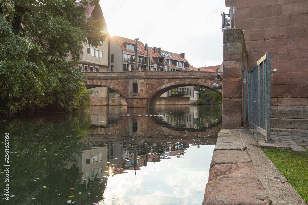 Vista e reflexo no rio de uma das pontes de Nuremberg
