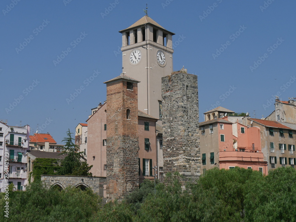Savona - panorama della Torre del Brandale dalla darsena vecchia Savona - panorama della Torre del Brandale dalla darsena vecchia