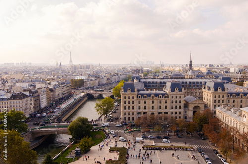 Square of Notre Dame © frimufilms