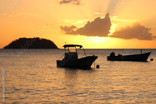 Coucher de soleil sur la mer en Martinique dans les caraïbes