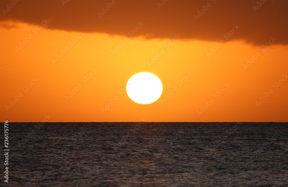 Coucher de soleil sur la mer en Martinique dans les caraïbes