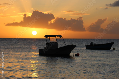Coucher de soleil sur la mer en Martinique dans les caraïbes