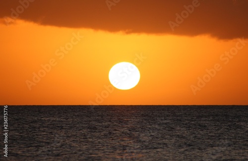 Fototapeta Naklejka Na Ścianę i Meble -  Coucher de soleil sur la mer en Martinique dans les caraïbes