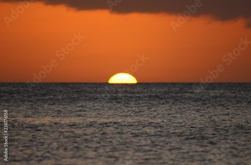 Coucher de soleil sur la mer en Martinique dans les cara  bes