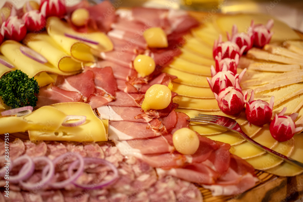 Brotzeit - Wurst - Käse - Platte - deftig - bayerisch Stock-Foto ...