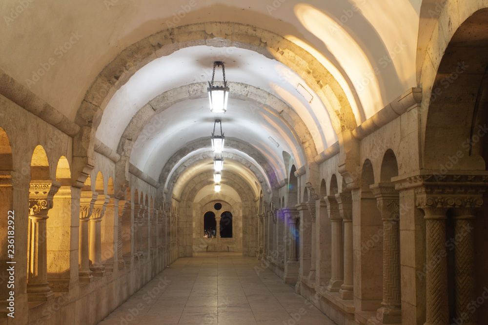 Die beleuchteten Gänge der Fischerbastei nachts - eine historische Touristenattraktion aus dem Mittelalter in Budapest, Ungarn