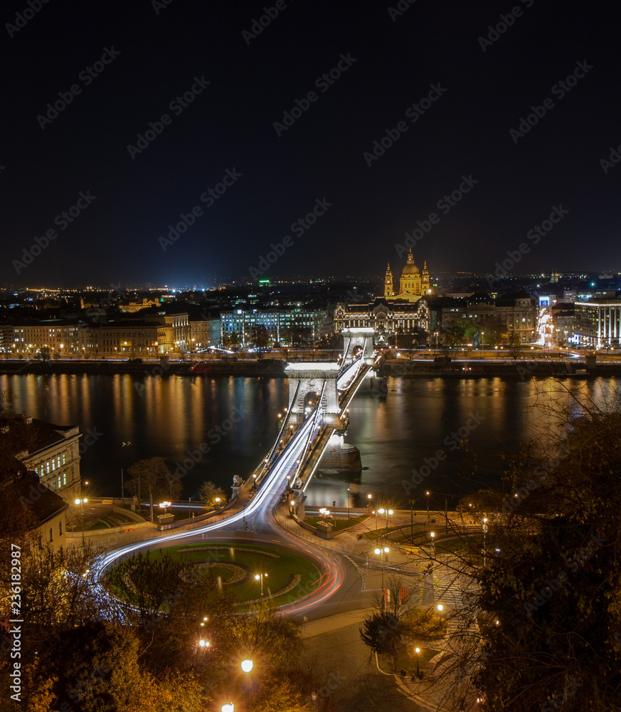 Wunschmotiv: Budapest, die Hauptstadt von Ungarn - Adam Clark Ter (Square) und Kettenbrücke, im Hint