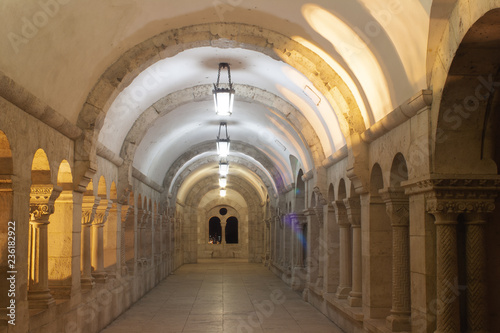 Die beleuchteten G  nge der Fischerbastei nachts - eine historische Touristenattraktion aus dem Mittelalter in Budapest  Ungarn