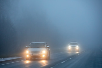 Keuken achterwand Mistige ochtendstond Auto's op mistige weg  © smiltena