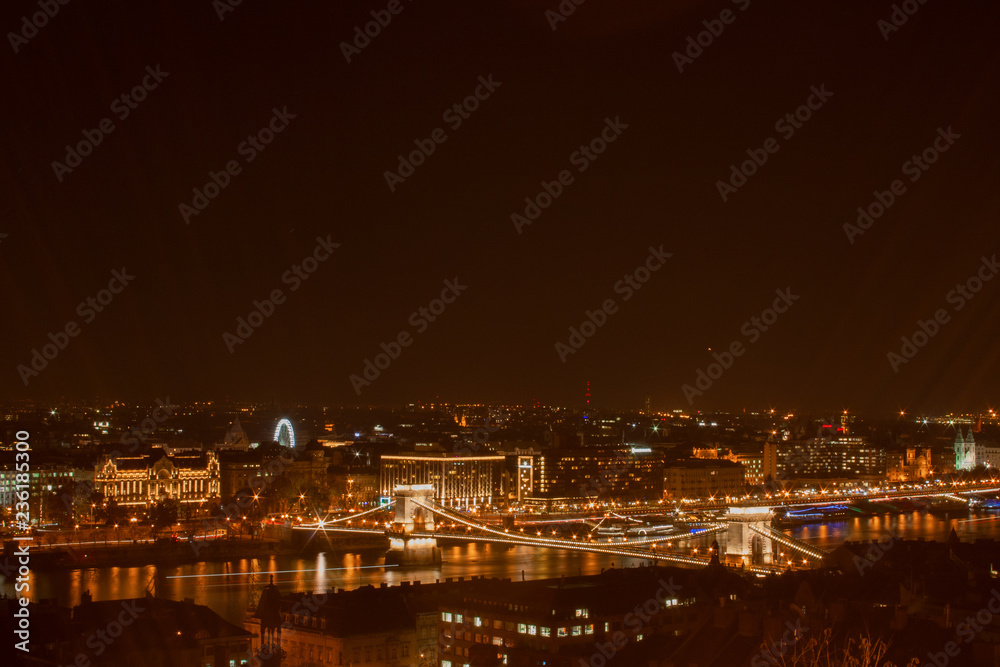 Stadtpanorama - Skyline von Budapest, gesehen vom Burgberg, Buda, Brücken und Donauufer