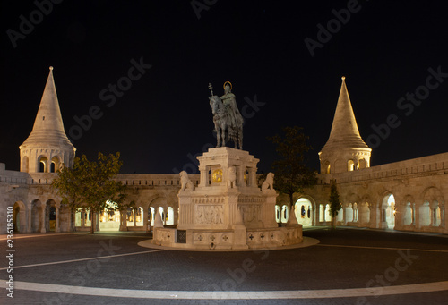 Die Fischerbastei (Halaszbastya) und St. Istvan Statue auf dem Burgberg in Budapest, Ungarn