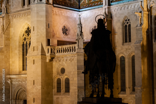 Statue vom heiligen Stephan (St. Istvan) vor der Matthiaskirche (Matyas Templom) neben der Fischerbastei bei Nacht photo