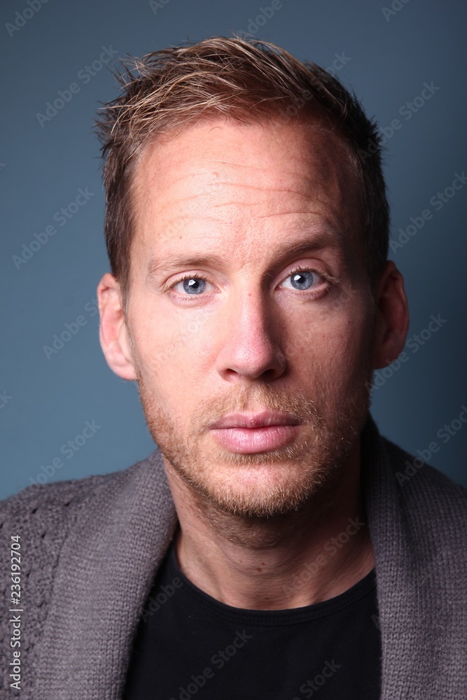 Obraz premium Portrait of a man in front of a colored background