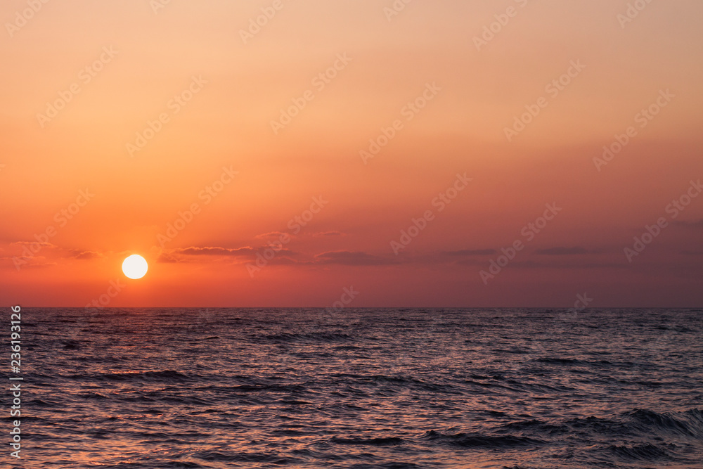 PUESTA DE SOL CON CIELO ROJIZO Y MAR ILUMINADO PUESTA DE SOL CON CIELO ROJIZO Y MAR ILUMINADO