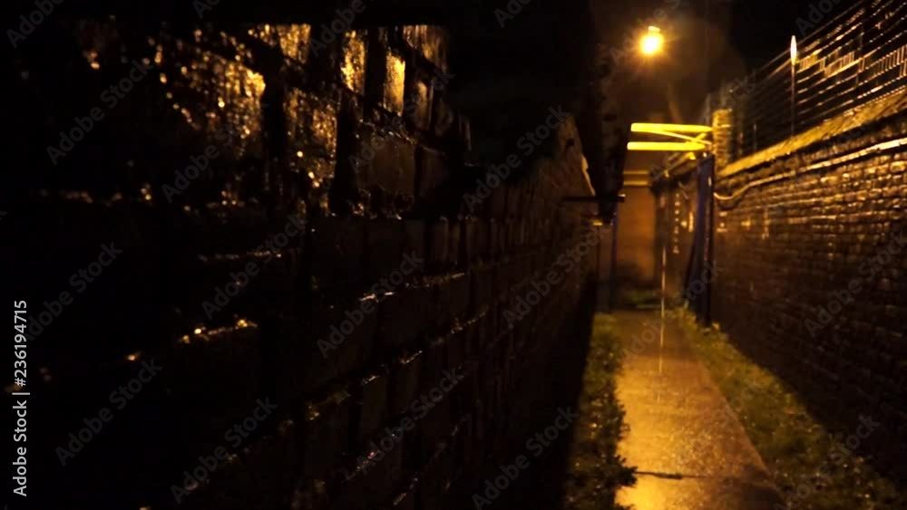 Ruelle de nuit et éclairage jaune