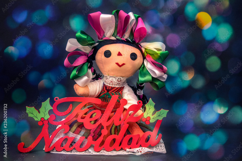 muñeca maria tipica mexicana con letrero de feliz navidad y luces  brillantes foto de Stock | Adobe Stock