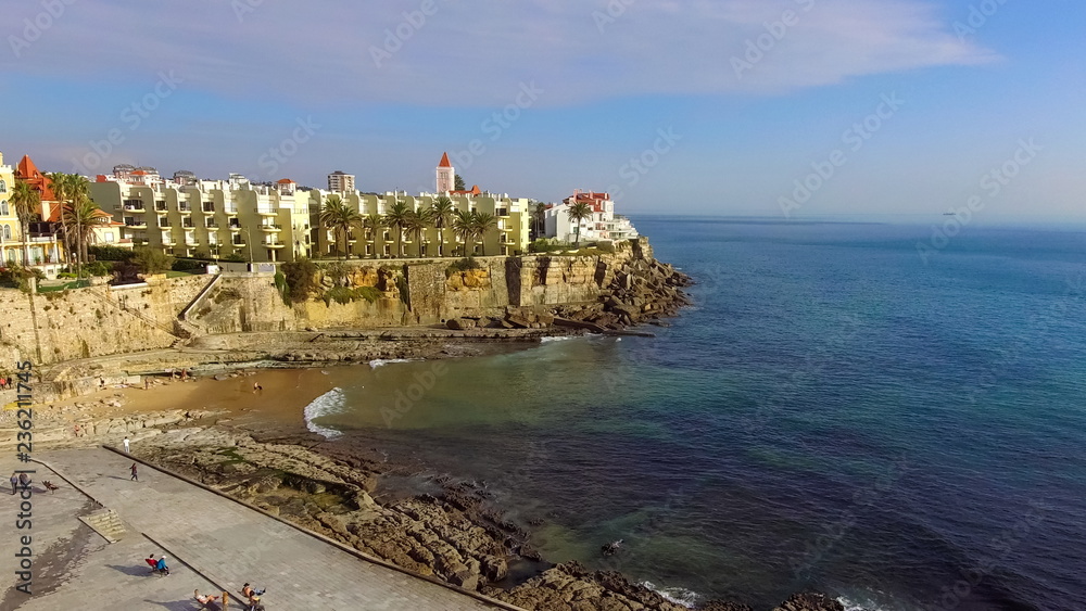 Vista da Praia da Poça no Estoril em Portugal