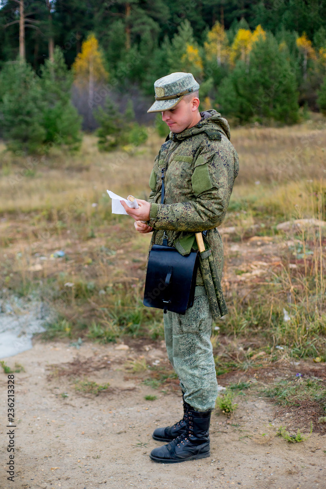Naklejka premium a portrait of a brave soldier standing outside