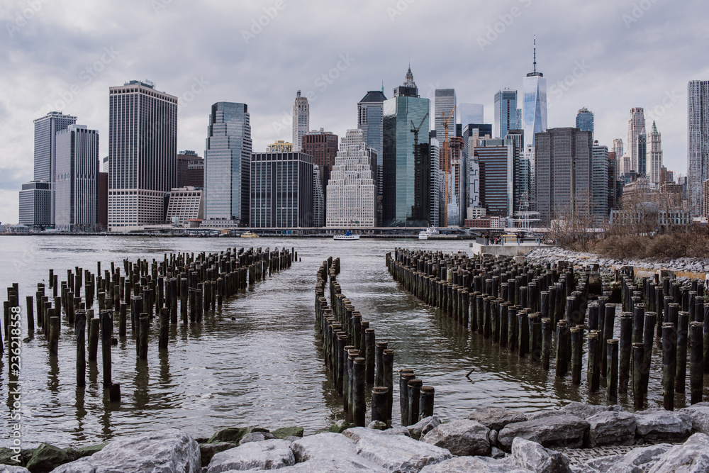 Fototapeta premium View of the Manhattan skyline from Brooklyn Heights, New York. Cloudy spring day
