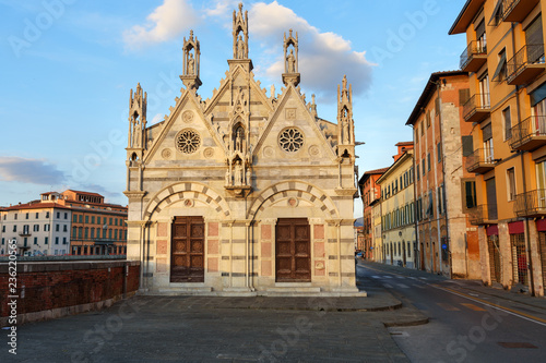 Fototapeta Naklejka Na Ścianę i Meble -  Church of Santa Maria de la Spina on the bank of Arno river. Pisa, Italy