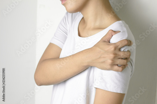 Woman with pain in shoulder.