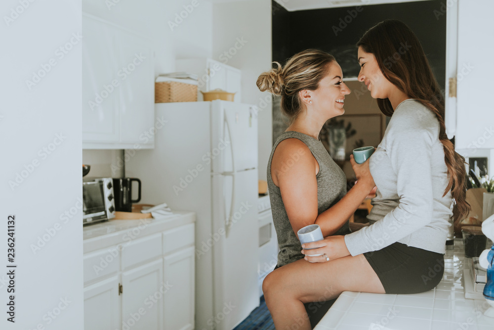 Fototapeta premium Para lesbijek w kuchni